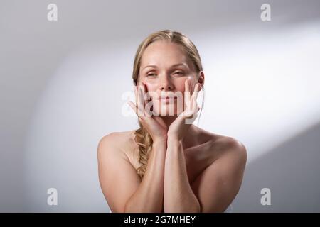 Schönheitsbehandlungen mit Händen und Fingern, um das Gesicht sanft zu massieren. Ruhe und Entspannung. Ich Zeit. Stockfoto