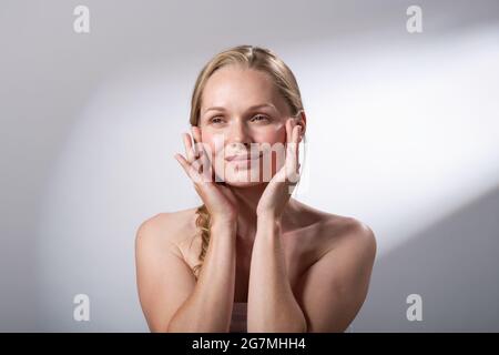 Schönheitsbehandlungen mit Händen und Fingern, um das Gesicht sanft zu massieren. Ruhe und Entspannung. Ich Zeit. Stockfoto