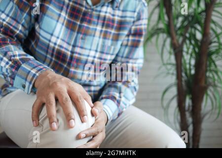 Nahaufnahme des Mannes mit Schmerzen im Kniegelenk Stockfoto