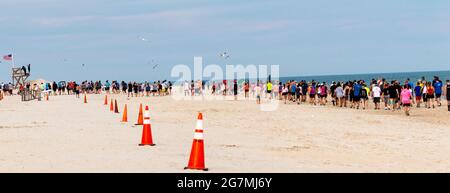 Babylon, New York, USA - 24. Juni 2019: Hunderte von Läufern gehen im Rahmen des New York State Parks Summer zu einem Rennen am Strand Stockfoto