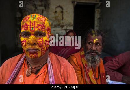 Eifrige Anhänger versammeln sich während Lathmar Holi am Krishna-Tempel von Shriji. Männer von Barsan überfallen die Stadt, während sie mit farbigem Wasserspray angegriffen werden Stockfoto