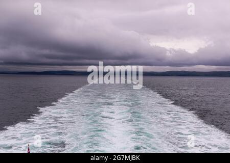 Eine Passagierfähre vom schottischen Festland zur Isle of Islay vor ist Westküste. Die kleine Insel ist berühmt für ihre vielen Whisky-Brennereien. Stockfoto