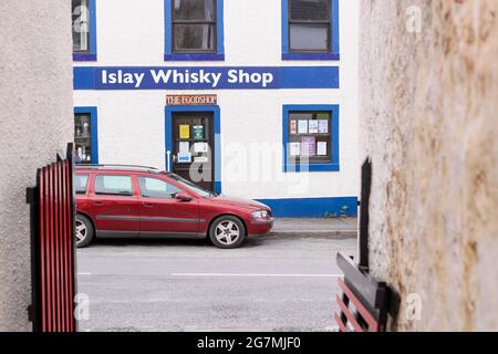Islay Whisky Shop in Bowmore auf der Isle of Islay vor der Westküste Schottlands. Die kleine Insel ist berühmt für ihre vielen Whisky-Brennereien. Stockfoto
