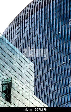 Glasfassaden des Walkie Talkie-Gebäudes (Fenchurch Street 20) und Plantation Place (Fenchurch Street 30) Stockfoto