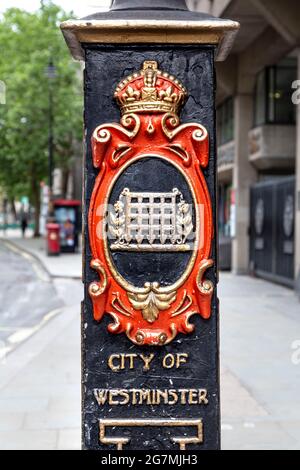 Dekorative gusseiserne City of Westminster Lampenstütze in Strand, Tample, London, Großbritannien Stockfoto