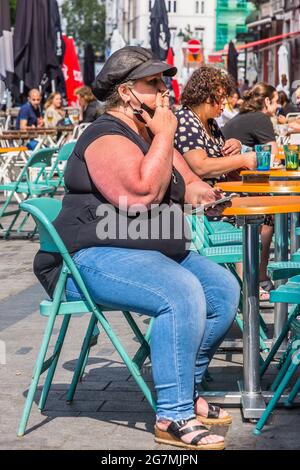 Krankhaft übergewichtige Frau am Café-Terrassentisch - Saint Gilles, Brüssel, Belgien. Stockfoto