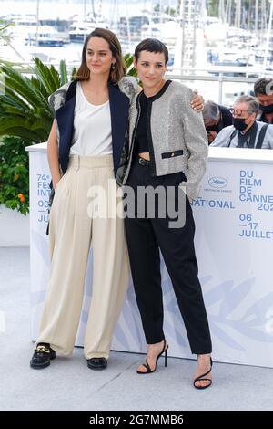 Palais des Festivals, Cannes, Frankreich. Juli 2021. Noemie Merlant und Jehnny Beth posiert beim 'Paris 13th' Photocall. Bild nach Kredit: Julie Edwards/Alamy Live News Stockfoto