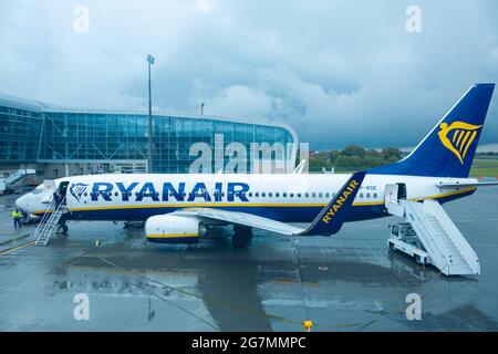 Ein Team von Technikern bereitet das Flugzeug auf den Abflug vor. Lviv, Ukraine - 05.15.2019 Stockfoto