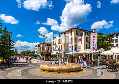 Swinoujscie, Polen - Juli 2019: Menschen, die in Swinoujscie über die Promenade gehen. Berühmtester Boulevard, der sich von der polnisch-deutschen Grenze al erstreckt Stockfoto