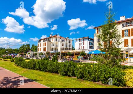 Swinoujscie, Polen - Juli 2019: Menschen, die in Swinoujscie über die Promenade gehen. Berühmtester Boulevard, der sich von der polnisch-deutschen Grenze al erstreckt Stockfoto