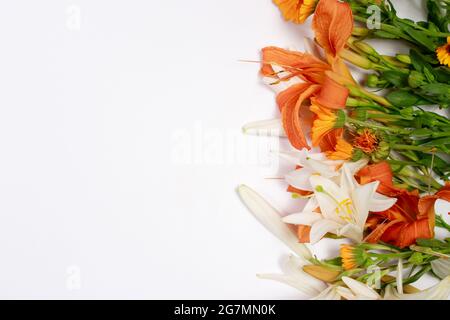 Horizontales Banner mit orangen Blüten königliche Kronenlilie mit einem Platz für Text auf weißem Hintergrund. Grußkarte für Geburtstagsgrüße, Lehrer Stockfoto