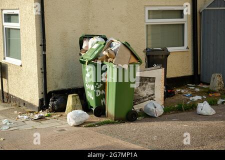 Überfließende Abfalleimer in Exeter, Devon, Großbritannien Stockfoto