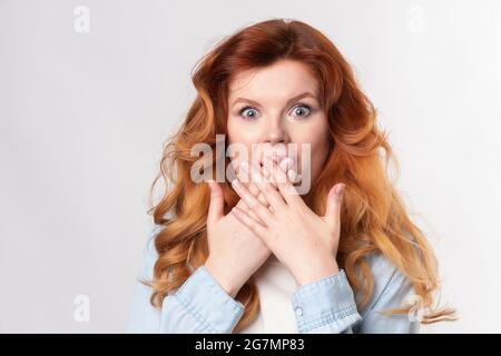 Geschockt Ingwer Frau postin wie Modell im Studio. Stockfoto