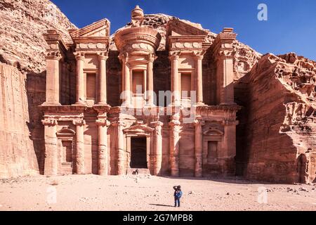 Touristen fotografieren vor dem Kloster oder Ad-Deir in Petra, Jordanien. Stockfoto