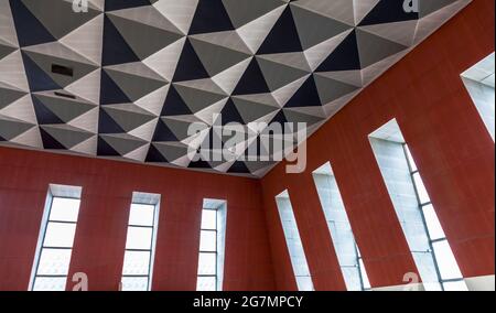 Die spektakuläre pyramidenartige, geometrische Decke im Castlegate Center, Stockton on Tees, England, Großbritannien Stockfoto