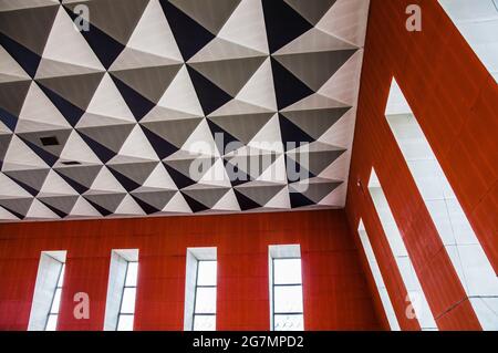 Die spektakuläre pyramidenartige, geometrische Decke im Castlegate Center, Stockton on Tees, England, Großbritannien Stockfoto