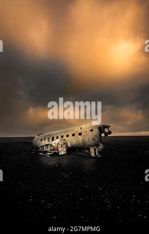 Berühmtes DC3-Flugzeugwrack im schwarzen Sand von Sólheimasandur. Stockfoto