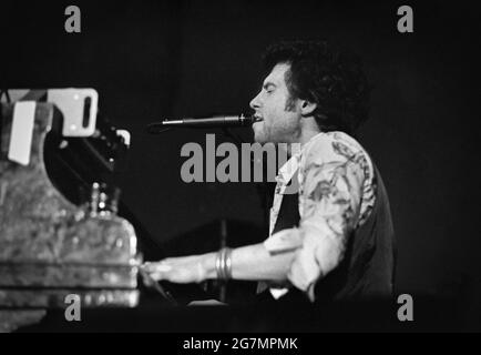 Nils Lofgren spielt live in Amsterdam, Niederlande, 1975 (Foto: Gijsbert Hanekriot) Stockfoto