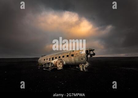 Berühmtes DC3-Flugzeugwrack im schwarzen Sand von Sólheimasandur. Stockfoto