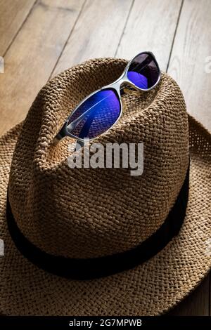 Strohhut und Sonnenbrille. Stockfoto