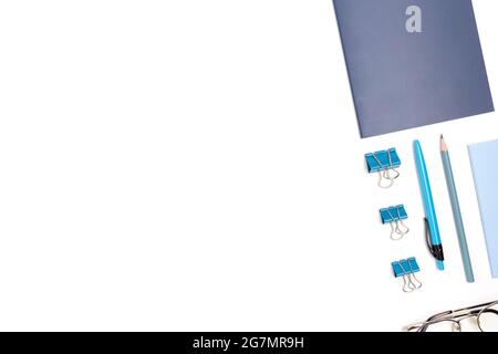 Layout von blauer Büroausstattung auf weißem Hintergrund. Netter Arbeitsbereich mit Platz für Text. Stockfoto