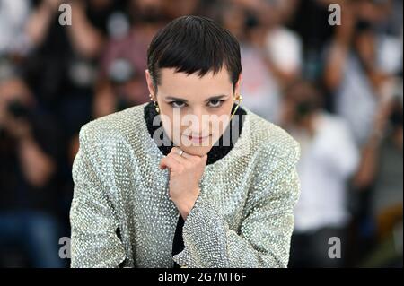 Jehnny Beth nimmt am 15. Juli 2021 an der 13. Fotocall in Paris im Rahmen der 74. Internationalen Filmfestspiele von Cannes in Cannes, Frankreich, Teil. Foto von Aurore Marechal/ABACAPRESS.COM Stockfoto