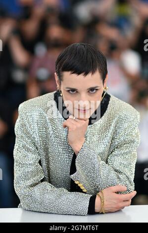 Jehnny Beth nimmt am 15. Juli 2021 an der 13. Fotocall in Paris im Rahmen der 74. Internationalen Filmfestspiele von Cannes in Cannes, Frankreich, Teil. Foto von Aurore Marechal/ABACAPRESS.COM Stockfoto