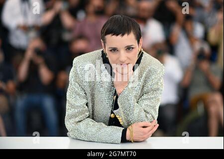 Jehnny Beth nimmt am 15. Juli 2021 an der 13. Fotocall in Paris im Rahmen der 74. Internationalen Filmfestspiele von Cannes in Cannes, Frankreich, Teil. Foto von Aurore Marechal/ABACAPRESS.COM Stockfoto