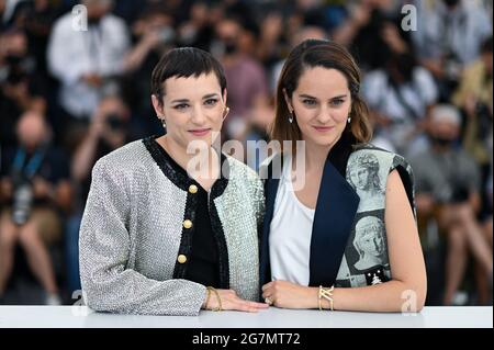 Jehnny Beth und Noemie Merlant nehmen am 15. Juli 2021 an der 13. Fotocall in Paris im Rahmen der 74. Internationalen Filmfestspiele von Cannes in Cannes, Frankreich, Teil. Foto von Aurore Marechal/ABACAPRESS.COM Stockfoto