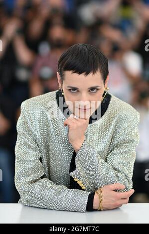 Jehnny Beth nimmt am 15. Juli 2021 an der 13. Fotocall in Paris im Rahmen der 74. Internationalen Filmfestspiele von Cannes in Cannes, Frankreich, Teil. Foto von Aurore Marechal/ABACAPRESS.COM Stockfoto