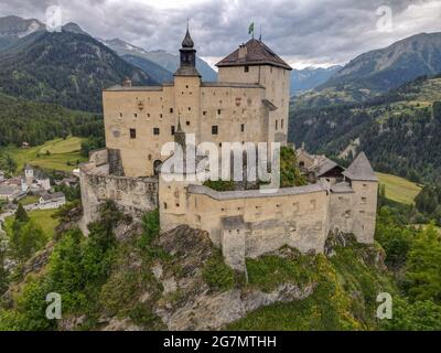 Drohnenansicht auf Schloss Tarasp auf den Schweizer alpen Stockfoto