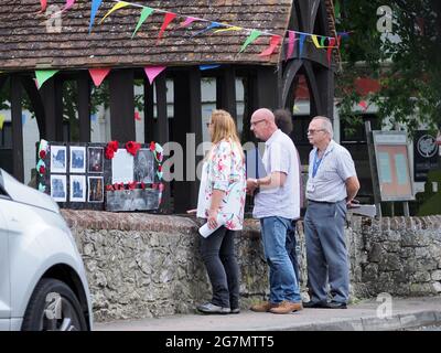 Eastchurch, Kent, Großbritannien. Juli 2021. Was vermutlich Südosten in Bloom ist, richtet an Mitglieder des Eastchuch Parish Council, die das Dorf heute Nachmittag bewerten. Kredit: James Bell/Alamy Live Nachrichten Stockfoto