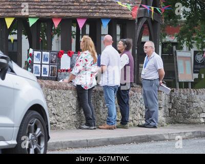 Eastchurch, Kent, Großbritannien. Juli 2021. Was vermutlich Südosten in Bloom ist, richtet an Mitglieder des Eastchuch Parish Council, die das Dorf heute Nachmittag bewerten. Kredit: James Bell/Alamy Live Nachrichten Stockfoto