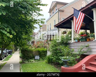 Das Viertel Prospect Park South mit der American Flag Flying und Black Lives Matter Statement auf dem vorderen Rasen eines Hauses in Brooklyn, New York. Stockfoto