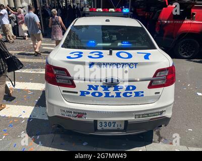 Der NYPD-Kreuzer liegt an einer Seitenstraße bei einer Parade am Broadway in Lower Manhattan, NYC. Stockfoto