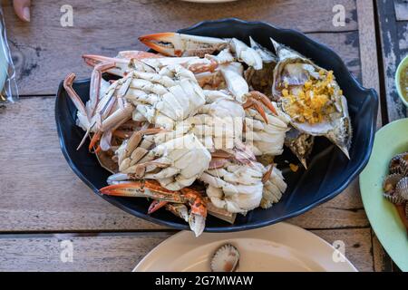 Nahaufnahme frisch gestreamte Krabben ist bereit, auf dem lokalen Restauranttisch zu essen. Stockfoto