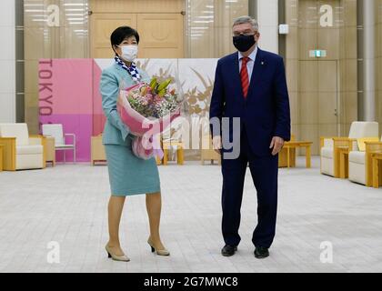 (210715) -- Tokio, 15. Juli 2021 (Xinhua) -- der Gouverneur von Tokio, Yuriko Koike (L), und der Präsident des Internationalen Olympischen Komitees (IOC), Thomas Bach (R), posieren für Fotos vor ihrem Treffen in Tokio, Japan, am 15. Juli 2021. (Foto von Christopher Jue/Xinhua) Stockfoto