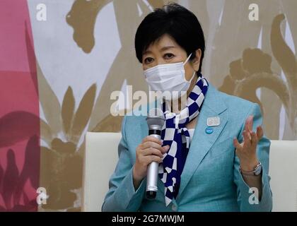 (210715) -- Tokio, 15. Juli 2021 (Xinhua) -- der Gouverneur von Tokio, Yuriko Koike, spricht während eines Treffens mit dem Präsidenten des Internationalen Olympischen Komitees (IOC), Thomas Bach, am 15. Juli 2021 in Tokio, Japan. (Foto von Christopher Jue/Xinhua) Stockfoto