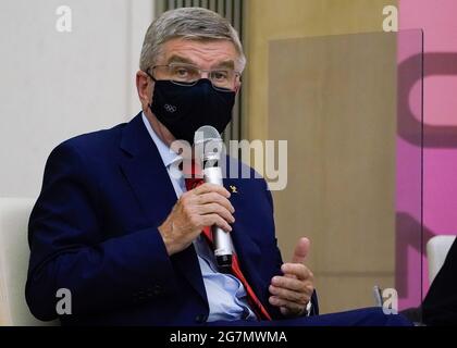 Tokio, Japan. Juli 2021. Thomas Bach, Präsident des Internationalen Olympischen Komitees (IOC), spricht während eines Treffens mit dem Gouverneur von Tokio, Yuriko Koike, am 15. Juli 2021 in Tokio, Japan. Quelle: Christopher Jue/Xinhua/Alamy Live News Stockfoto