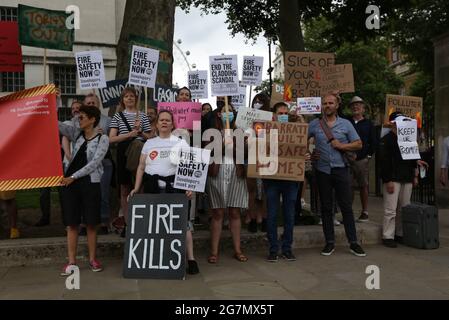 London, England, Großbritannien. Juli 2021. Pächter und Mieter veranstalteten vor der Downing Street einen Protest gegen das Gesetz der britischen Regierung zur Gebäudesicherheit. Die Demonstranten behaupten, dass der Gesetzentwurf Tausende von Hausbesitzern in den Bankrott treiben wird, wenn er vom parlament ohne Änderungen verabschiedet wird. Die Gebäudesicherheit wurde nach dem Brand im Grenfell Tower, der 70 wegen des Verkleidungen-Materials auf dem Gebäude mehr als 2017 Menschenleben forderte, zu einem der größten Probleme in Großbritannien. Kredit: Tayfun Salci/ZUMA Wire/Alamy Live Nachrichten Stockfoto