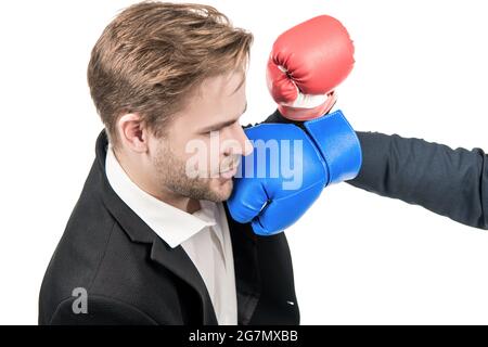 Junge professionelle Geschäftsleute werden mit einem Boxhandschuh, der auf weißem, lockerem Material isoliert ist, ins Gesicht geschlagen Stockfoto