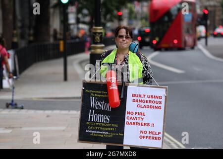 London, England, Großbritannien. Juli 2021. Pächter und Mieter veranstalteten vor der Downing Street einen Protest gegen das Gesetz der britischen Regierung zur Gebäudesicherheit. Die Demonstranten behaupten, dass der Gesetzentwurf Tausende von Hausbesitzern in den Bankrott treiben wird, wenn er vom parlament ohne Änderungen verabschiedet wird. Die Gebäudesicherheit wurde nach dem Brand im Grenfell Tower, der 70 wegen des Verkleidungen-Materials auf dem Gebäude mehr als 2017 Menschenleben forderte, zu einem der größten Probleme in Großbritannien. Kredit: Tayfun Salci/ZUMA Wire/Alamy Live Nachrichten Stockfoto