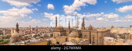 Panoramaaufnahme der Minarette und Kuppeln der Sultan Hasan Moschee und der Al Rifai Moschee in Kairo, Ägypten Stockfoto