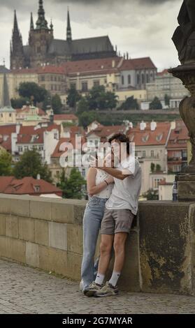 Touristen in Prag können die Gutscheine in Hotels (die sie später nutzen können, um Rabatte und kostenlose Tickets für Museen, Galerien, ZOO zu bekommen) ab Stockfoto