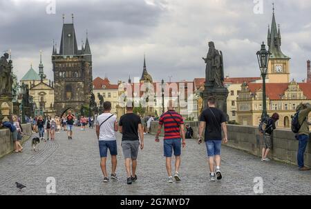 Touristen in Prag können die Gutscheine in Hotels (die sie später nutzen können, um Rabatte und kostenlose Tickets für Museen, Galerien, ZOO zu bekommen) ab Stockfoto