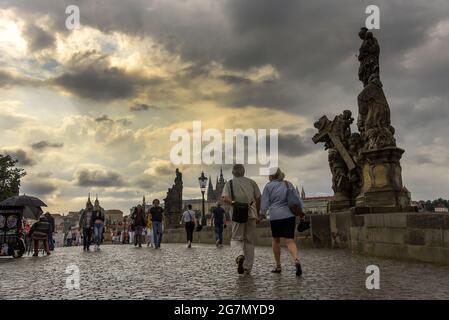 Touristen in Prag können die Gutscheine in Hotels (die sie später nutzen können, um Rabatte und kostenlose Tickets für Museen, Galerien, ZOO zu bekommen) ab Stockfoto