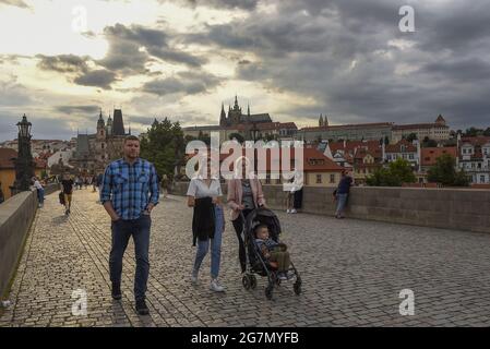 Touristen in Prag können die Gutscheine in Hotels (die sie später nutzen können, um Rabatte und kostenlose Tickets für Museen, Galerien, ZOO zu bekommen) ab Stockfoto