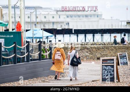 Brighton UK 15. Juli 2021 - Besucher in Brighton genießen an einem heißen schwül-heißen Tag an der Südküste eine Mischung aus Sonnenschein und Wolken. Eine Hitzewelle wird für später in der Woche und am Wochenende in ganz Großbritannien prognostiziert, wobei die Temperaturen in einigen Teilen die hohen 20 Grad Celsius erreichen werden : Credit Simon Dack / Alamy Live News Stockfoto