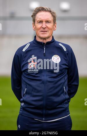 Essevees Cheftrainer Francky Dury posiert beim Fotoshooting des belgischen Jupiler Pro League Clubs SV Zulte Waregem 2021-2022 für ein Teamfoto Stockfoto