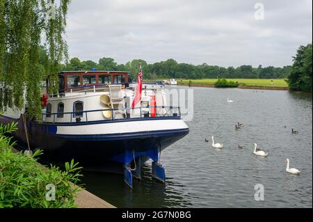 Windsor, Großbritannien. Juli 2021. Ein schwimmendes Hotel an der Themse, während die Menschen weiterhin in Großbritannien bleiben. Quelle: Maureen McLean/Alamy Stockfoto